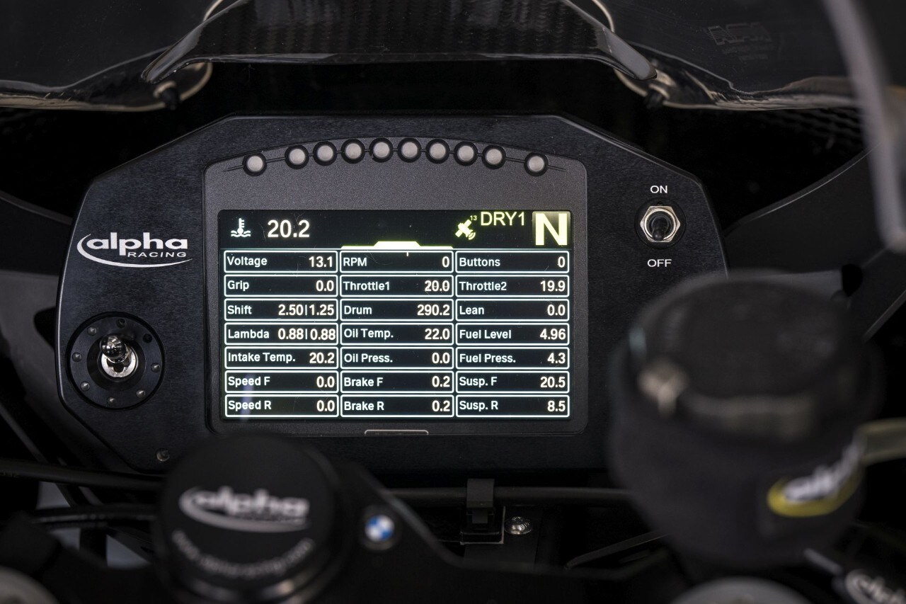 DueruoteTG #238 - Abbiamo guidato in pista la BMW che corre in SBK! 